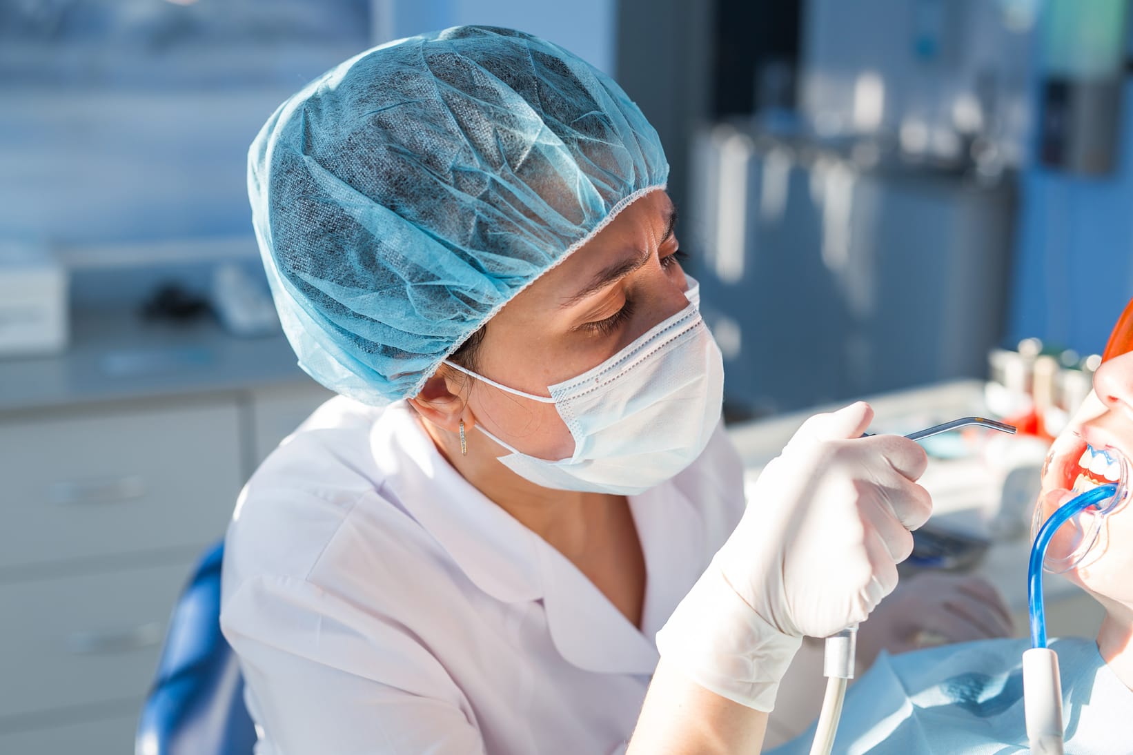 Dientes tras un tratamiento de blanqueamiento dental profesional