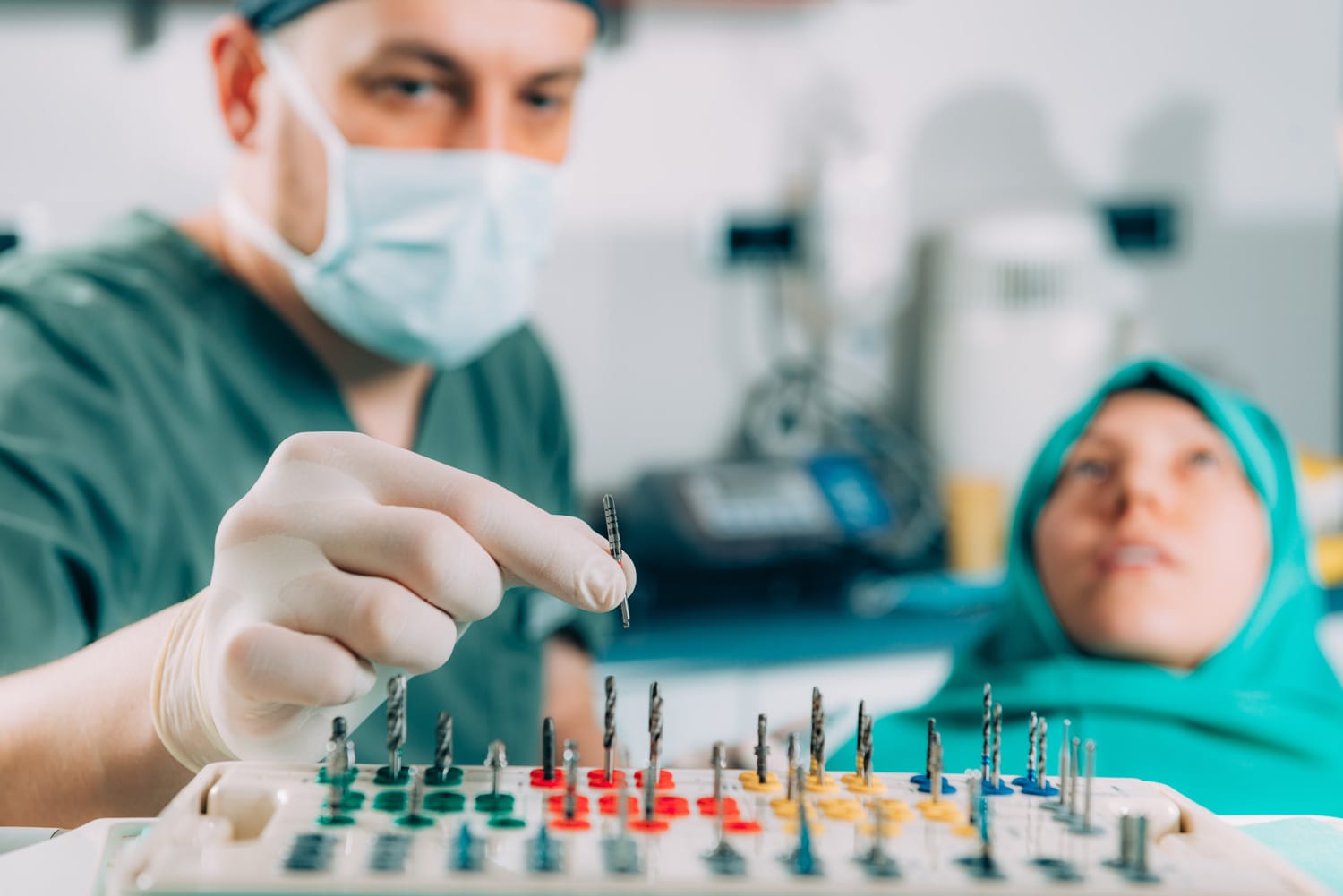 Tratamiento de implantología para colocar un implante dental y sustituir un diente perdido