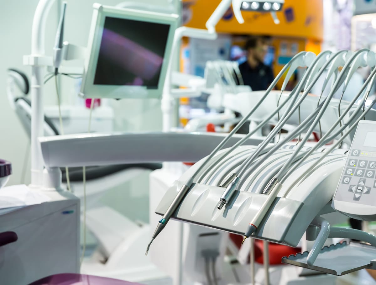 Procedimiento de cirugía dental para tratar problemas complejos de dientes, encías o hueso