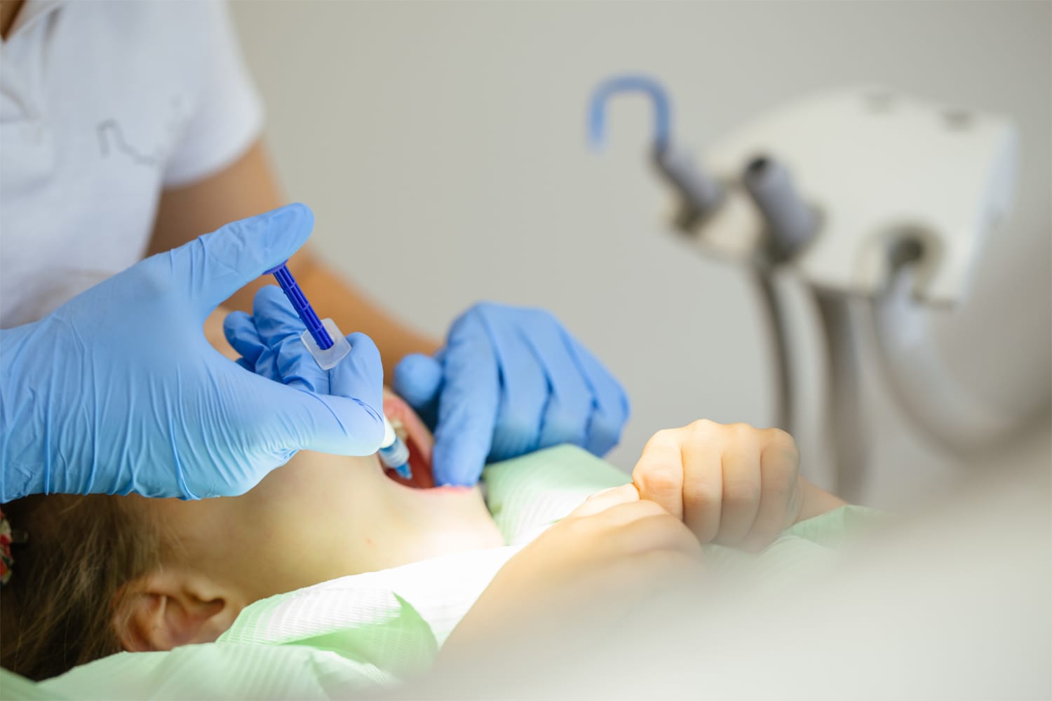 Tratamiento de cirugía dental planificado según las necesidades del paciente