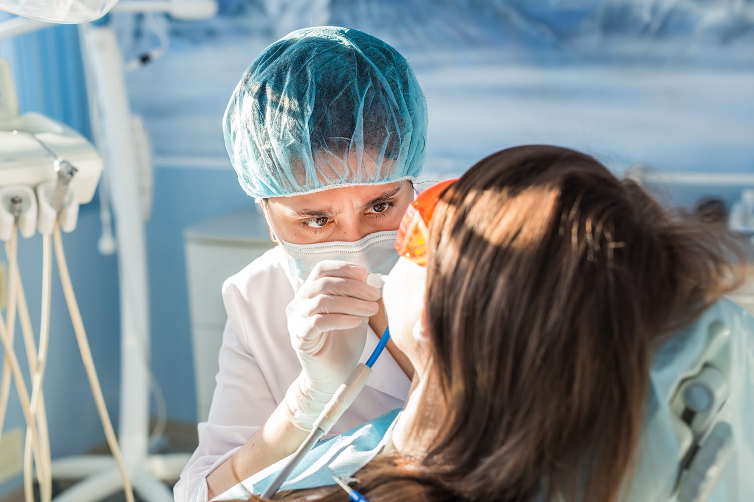 Blanqueamiento dental profesional para aclarar el tono de los dientes