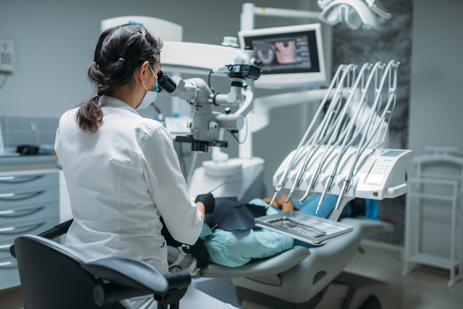 Planificación 3D de cirugía dental guiada para colocar implantes con precisión