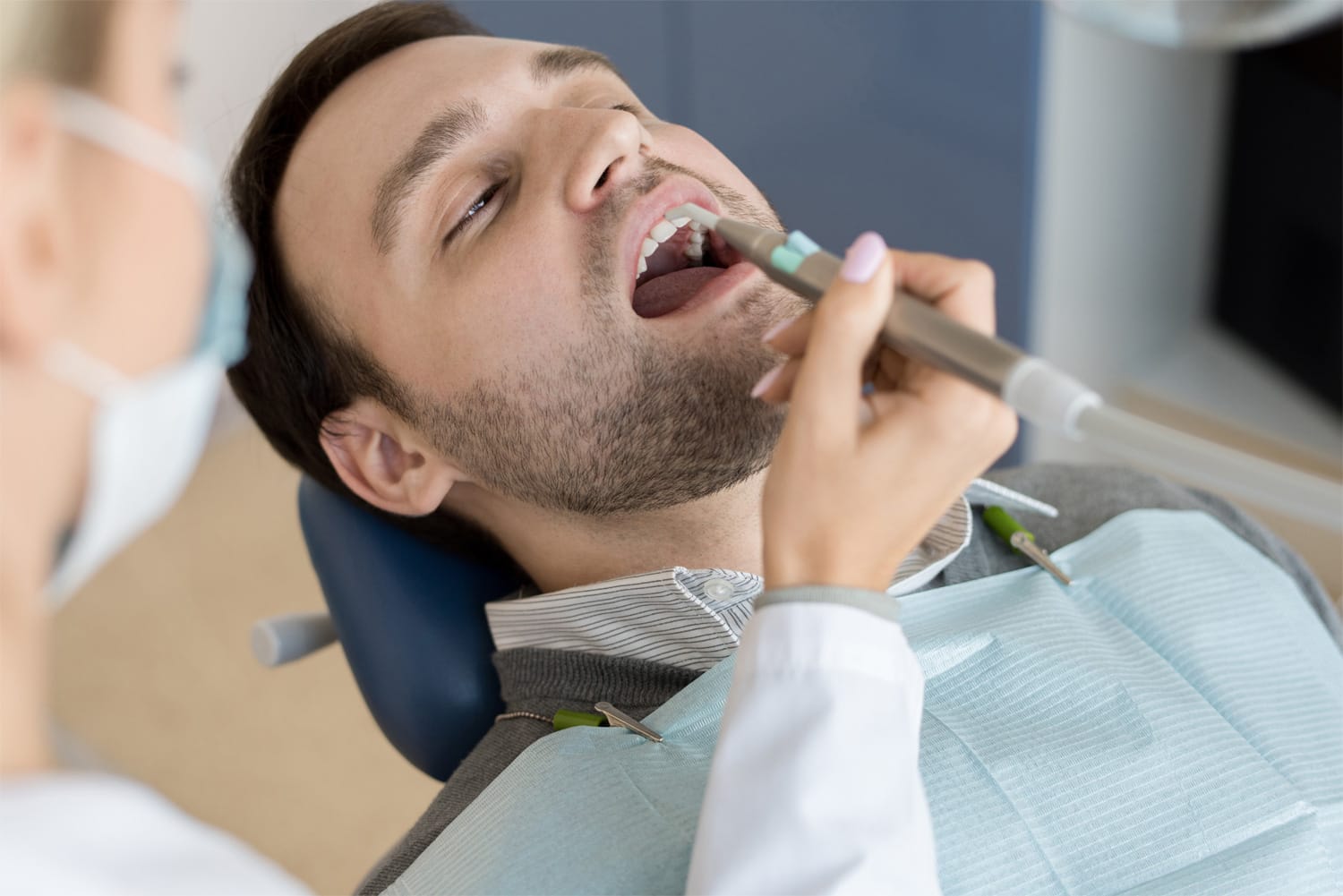 Empaste dental para restaurar un diente afectado por caries