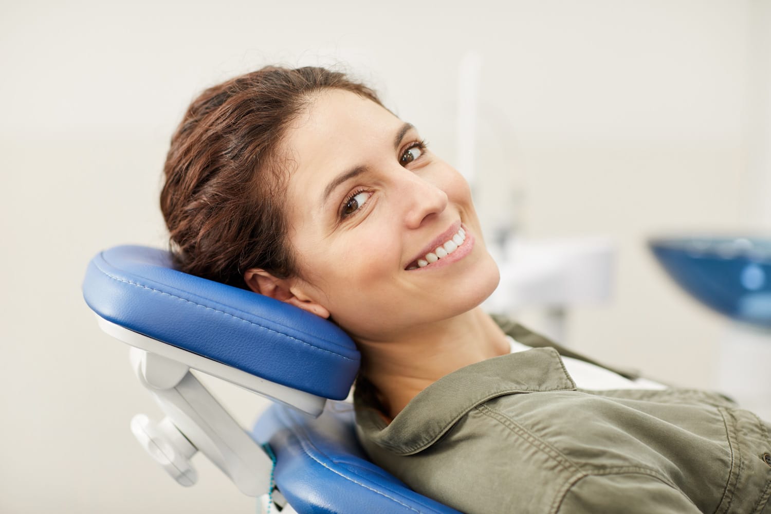 Tratamiento periodontal para controlar la periodontitis y proteger encías y hueso