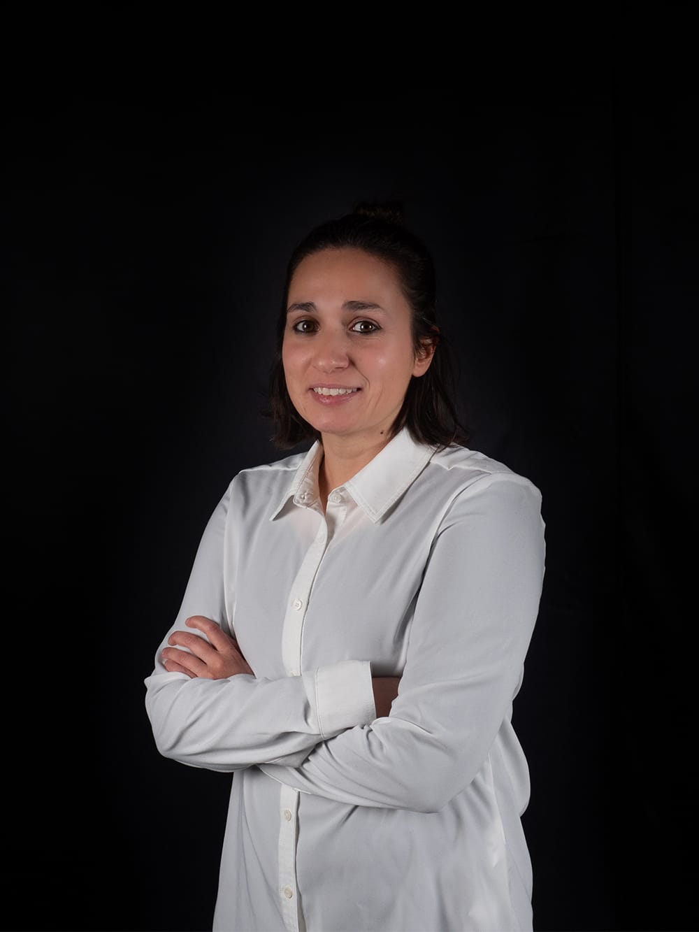 Ariadna Díaz, endodoncia y odontología conservadora Retrato corporativo de Ariadna Díaz, odontóloga de endodoncia y conservadora