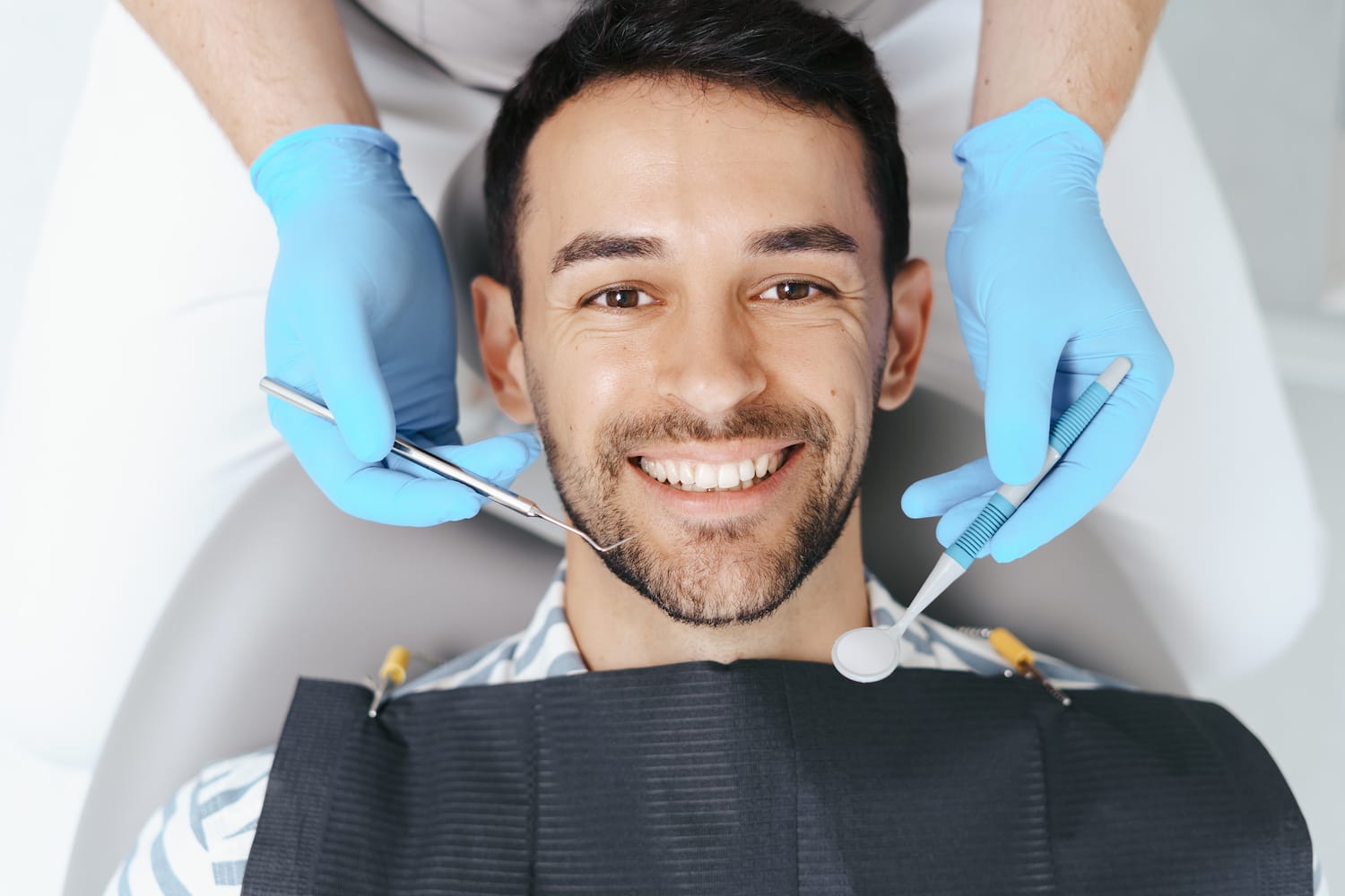 Implante dental utilizado para sustituir la raíz de un diente ausente