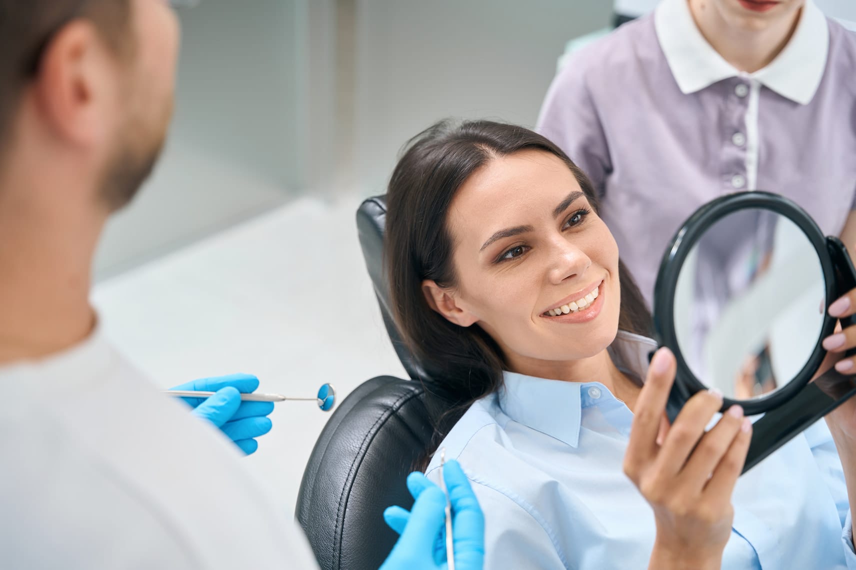 Implantes dentales y restauración de la sonrisa Representación de un implante dental para sustituir un diente perdido