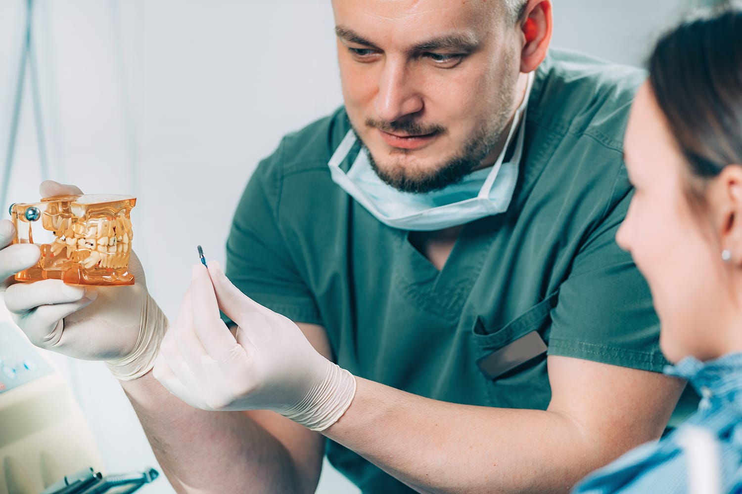 Valoración y presupuesto personalizado de implantes dentales