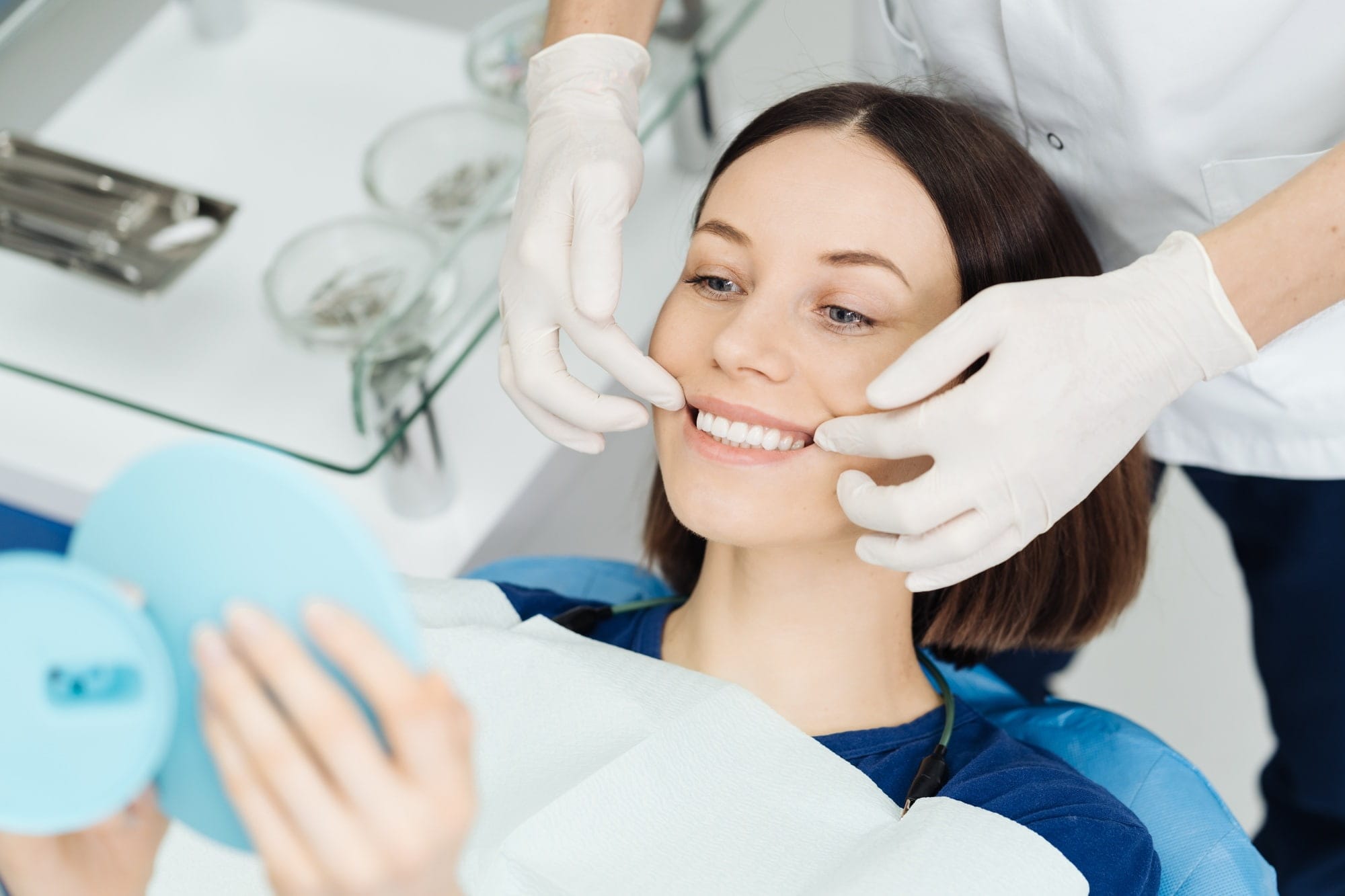 Sonrisa saludable tras un tratamiento dental Primer plano de una sonrisa cuidada y natural