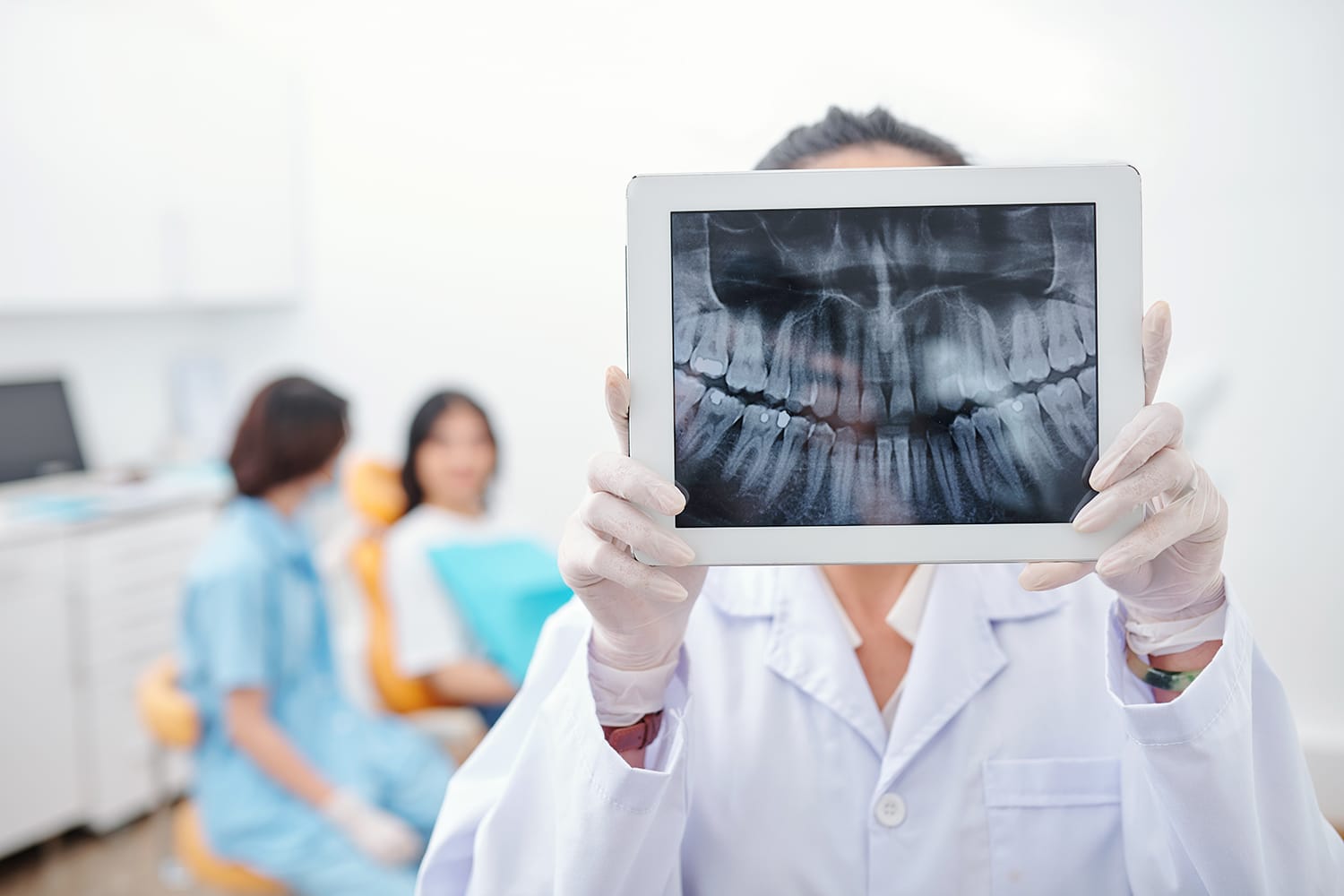 Dentista valorando un implante dental en un caso con poco hueso
