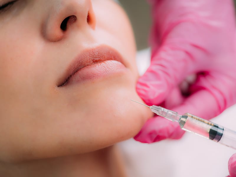 Perfil facial centrado en la proyección y forma del mentón