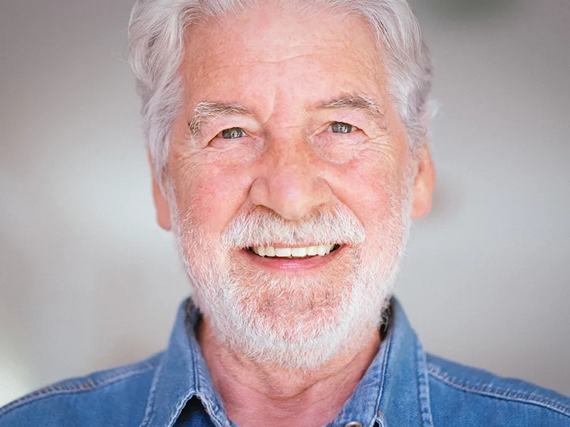 Close up portrait of beautiful senior bearded man smiling lookin dientes en un dia
