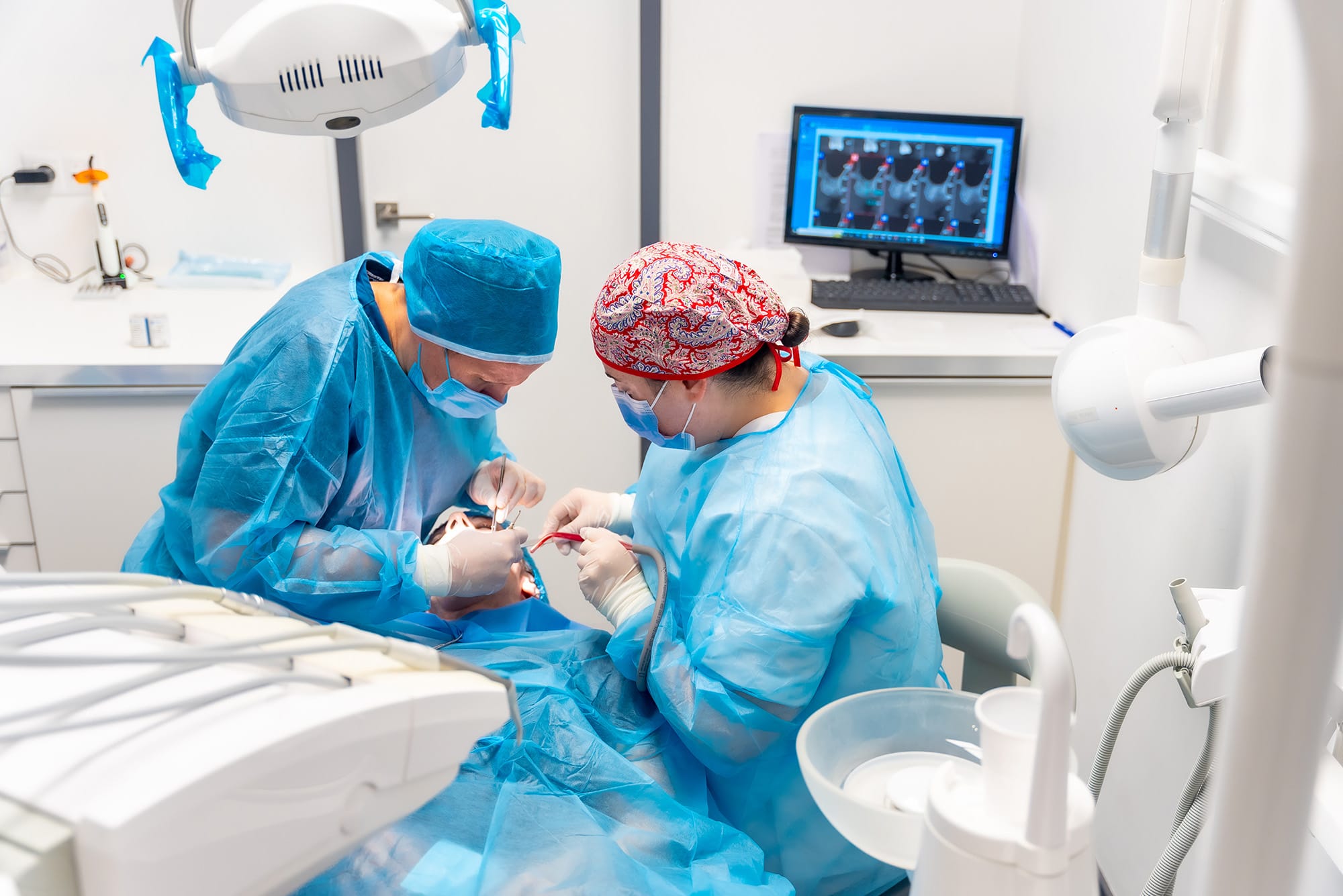 Cirugía dental para reconstrucción de tejidos y soporte óseo