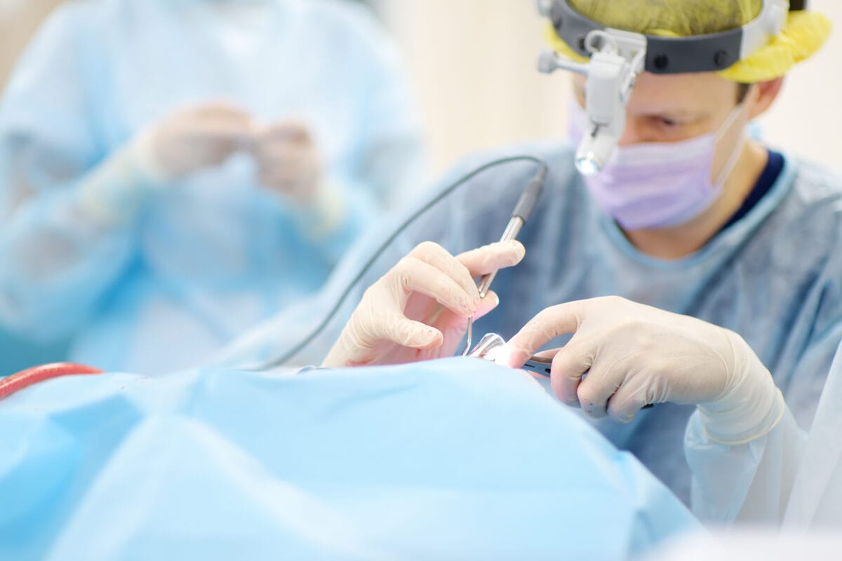 Equipo de cirujanos durante una intervención maxilofacial
