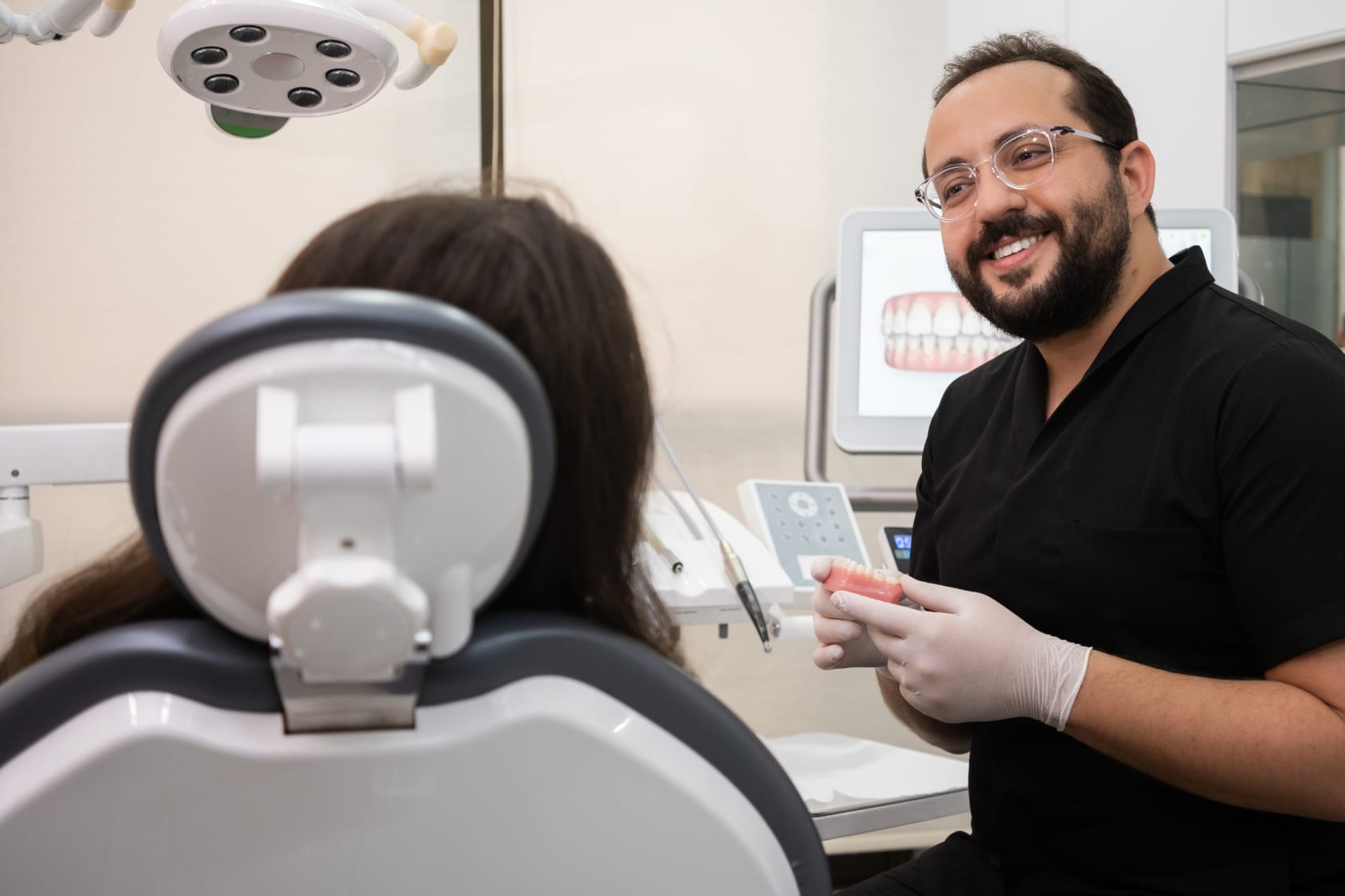 Paciente explicando dolor dental durante una consulta con el dentista
