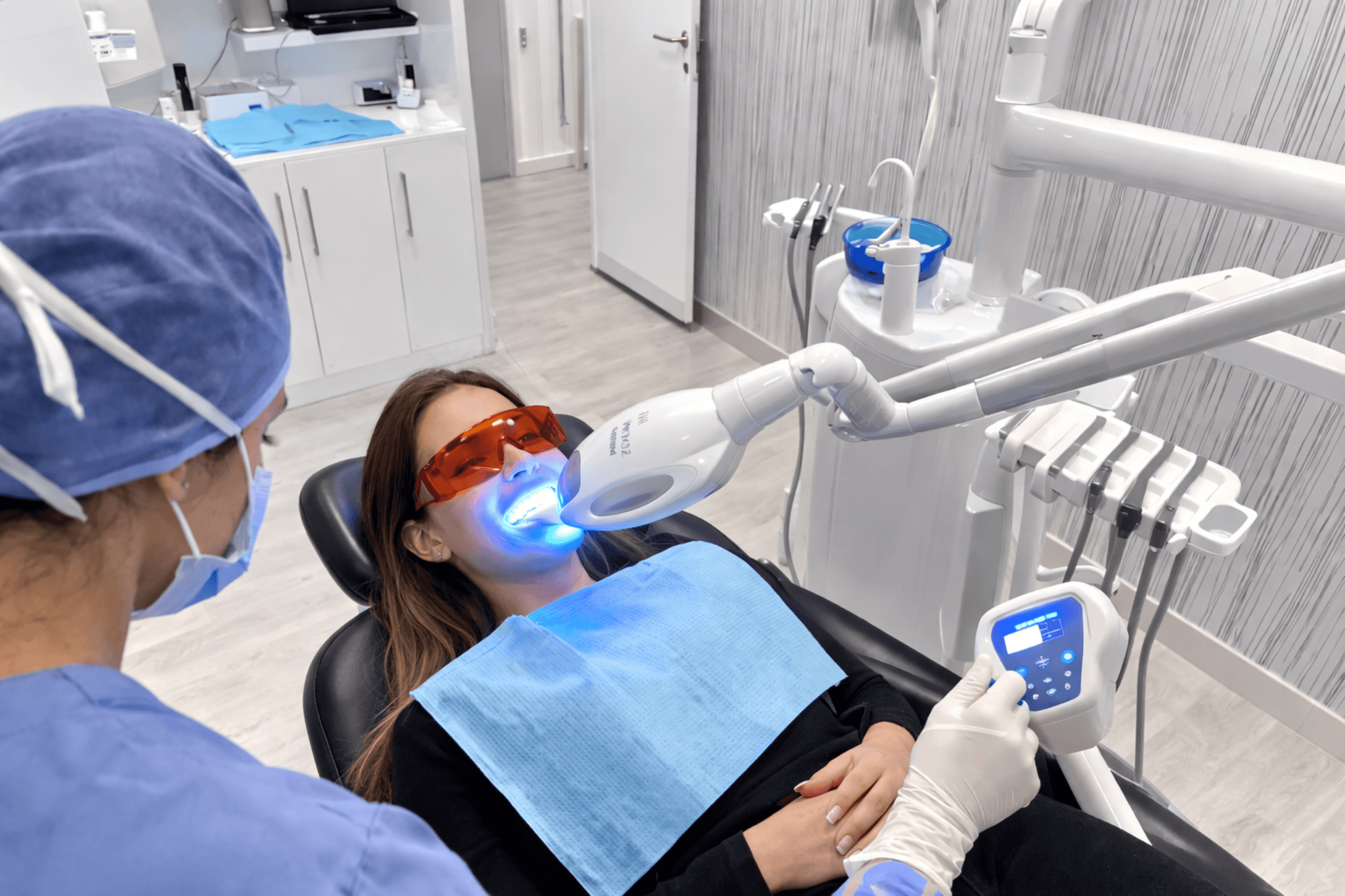 Blanqueamiento dental para mejorar el tono de los dientes