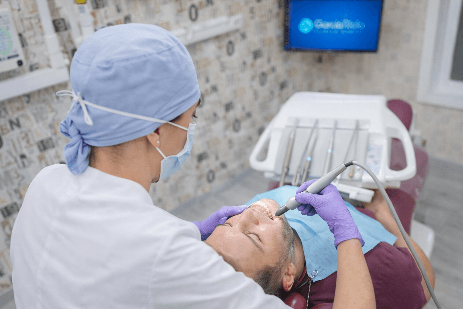 Tratamiento periodontal para cuidar las encías y el soporte de los dientes